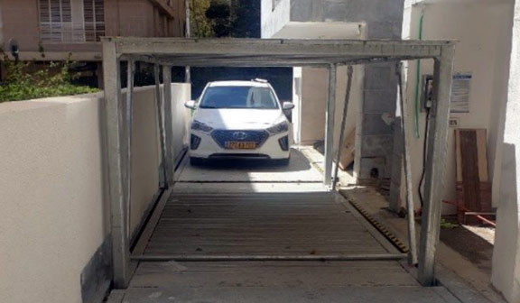 רכב נכנס למתקן בור עמוק